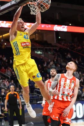 DEU, EuroLeague, ALBA vs Belgrade, 25 03 2022, Mercedes Benz Arena, Berlin, DEU, EuroLeague, ALBA vs Belgrade, in picture dunking of Luke Sikma ALBA Berlin 43 , Aaron White Belgrade 30 Foto Juergen Engler nordphoto GmbH nordphotoxGmbHx xEngler nph00076