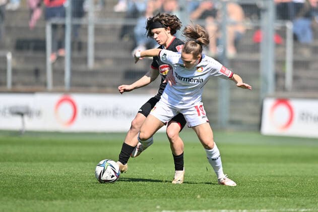 duel, duel scene, duel, tackle, tackling, dynamic, action, Alicia Sophie Gudorf FC Cologne, 12 in duel with Dora Zeller B04, 19 , 27 03 2022, Cologne Germany , football, Flyeralarm Frauen Bundesliga, 1 FC Köln Bayer 04 Leverkusen xmkx
