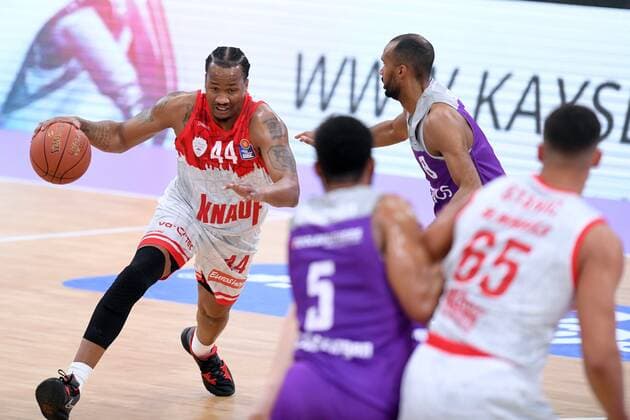 William Buford s Oliver Wuerzburg on the ball , Akeem Vargas BG Goettingen R , Jeff Roberson BG Goettingen NR 5 , basketball, Bundesliga, BBL, BG Goettingen s Oliver Baskets Wuerzburg, 27 03 2022, BG Goettingen s Oliver Wuerzburg, basketball, Bundesliga, GER, BBL, 27 03 2022 Goettingen Copyright: xEibner-Pressefotox-xRolandxSippelx