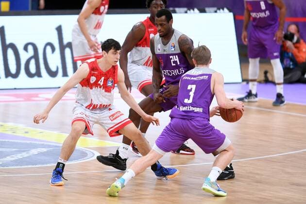 Harald Frey BG Goettingen on the ball , Julius Boehmer s Oliver Wuerzburg L , Nate Grimes BG Goettingen M , Basketball, Bundesliga, BBL, BG Goettingen s Oliver Baskets Wuerzburg, 27 03 2022, BG Goettingen s Oliver Wuerzburg, Basketball, Bundesliga, GER, BBL, 27 03 2022 Goettingen Copyright: xEibner-Pressefotox-xRolandxSippelx