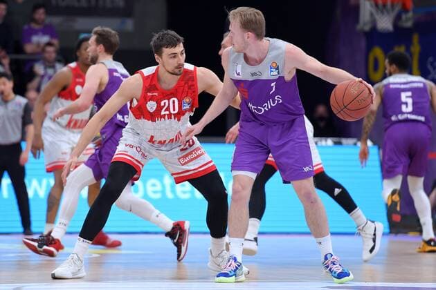 Harald Frey BG Goettingen on the ball , Julian Albus s Oliver Wuerzburg L , Basketball, Bundesliga, BBL, BG Goettingen s Oliver Baskets Wuerzburg, 27 03 2022 , BG Goettingen s Oliver Wuerzburg, Basketball, Bundesliga, GER, BBL, 27 03 2022 Goettingen Copyright: xEibner-Pressefotox-xRolandxSippelx