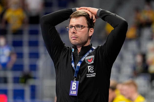Jaron Siewert coach, head coach, Füchse Berlin , single image, single photo, action, looking disappointed, disappointment, frustration, disappointed, pessimistic, 27 03 2022, Mannheim Germany , Handball, Bundesliga, Rhein Neckar Löwen Füchse Berlin xozx