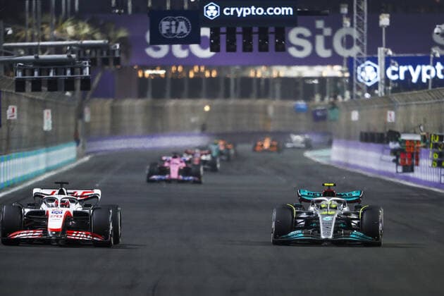 44 HAMILTON Lewis (gbr), Mercedes AMG F1 Team W13, 20 MAGNUSSEN Kevin (den), Haas F1 Team VF-22 Ferrari, action during the Formula 1 STC Saudi Arabian Grand Prix 2022, 2nd round of the 2022 FIA Formula One World Championship, WM, Weltmeisterschaft on the Jeddah Corniche Circuit, from March 25 to 27, 2022 in Jeddah, Saudi Arabia - F1 - SAUDI ARABIAN GRAND PRIX 2022 - RACE DPPI Panoramic 00122007__V2_4196.JPG_