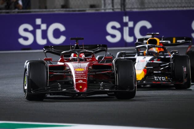 16 LECLERC Charles (mco), Scuderia Ferrari F1-75, 01 VERSTAPPEN Max (nld), Red Bull Racing RB18, action during the Formula 1 STC Saudi Arabian Grand Prix 2022, 2nd round of the 2022 FIA Formula One World Championship, WM, Weltmeisterschaft on the Jeddah Corniche Circuit, from March 25 to 27, 2022 in Jeddah, Saudi Arabia - F1 - SAUDI ARABIAN GRAND PRIX 2022 - RACE DPPI Panoramic 00122007__V2_4449.JPG_