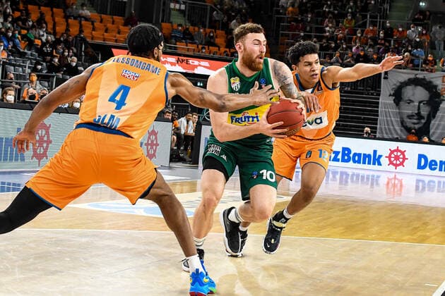 GER, EuroCup, ratiopharm ulm vs Frutti Extra Bursaspor 29 03 2022, ratiopharm arena, Neu Ulm, GER, EuroCup, ratiopharm ulm vs Frutti Extra Bursaspor, pictured Jaron Blossomgame Ulm, 4 and Michael Rataj Ulm, 12 cant stop Onuralp Bitim Bursaspor, 10 nordphotoxGmbHx xHafner nph00200
