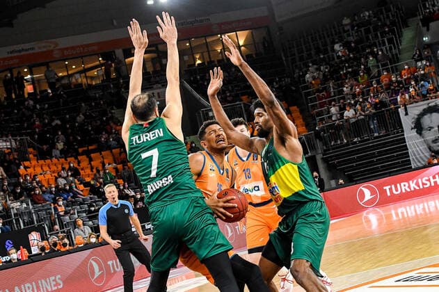 GER, EuroCup, ratiopharm ulm vs Frutti Extra Bursaspor 29 03 2022, ratiopharm arena, Neu Ulm, GER, EuroCup, ratiopharm ulm vs Frutti Extra Bursaspor, pictured Metin Turen Bursaspor, 7 , Karim Jallow Ulm, 35 , Kavarrius Hayes Bursaspor, 13 nordphotoxGmbHx xHafner nph00200
