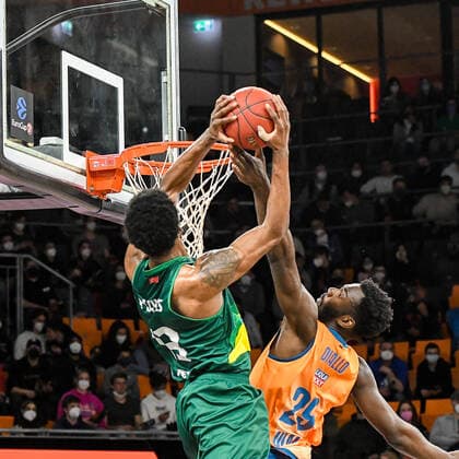 GER, EuroCup, ratiopharm ulm vs Frutti Extra Bursaspor 29 03 2022, ratiopharm arena, Neu Ulm, GER, EuroCup, ratiopharm ulm vs Frutti Extra Bursaspor, in picture Kavarrius Hayes Bursaspor, 13 prevails against Nat Diallo Ulm, 29 and scores nordphotoxGmbHx xHafner nph00200