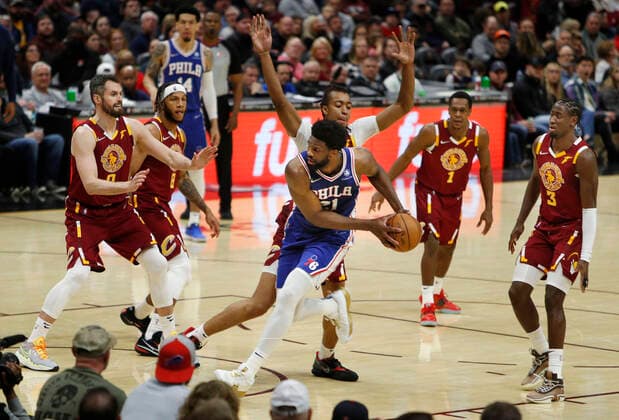 (from left) Cleveland Cavaliers forward Kevin Love, Cleveland Cavaliers guard Lamar Stevens, Cleveland Cavaliers center Moses Brown, Cleveland Cavaliers guard Rajon Rondo, and Cleveland Cavaliers guard Caris LeVert defend against Philadelphia 76ers center Joel Embiid of Cameroon (C) during the second half of the NBA, Basketball Herren, USA game between the Cleveland Cavaliers and the Philadelphia 76ers at Rocket Mortgage Fieldhouse in Cleveland, Ohio, USA, 3, April 2022. Philadelphia 76ers at Cleveland Cavaliers !ACHTUNG: NUR REDAKTIONELLE NUTZUNG! Copyright: xDAVIDxMAXWELLx AME8676 20220404-1d9cac774b1ecf6757f14026b5152f684544216d