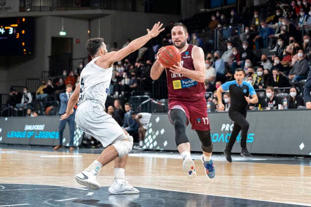 Gediminas Oreik Lietkabelis Panevezys 17 vs Max Dileo Hamburg Towers 3 Hamburg Towers vs Lietkabelis Panevezys, basketball, Eurocup, group stage, matchday 13, season 2021 2022, 04 04 2022 Marcel von Fehrn Hamburg Towers vs Lietkabelis Panevezys, basketball, Eurocup, group stage, matchday 13, season 2021 2022, 04 04 2022 Hamburg Copyright: xEibnerxPressefoto MarcelxvonxFehrnx EP_MFN