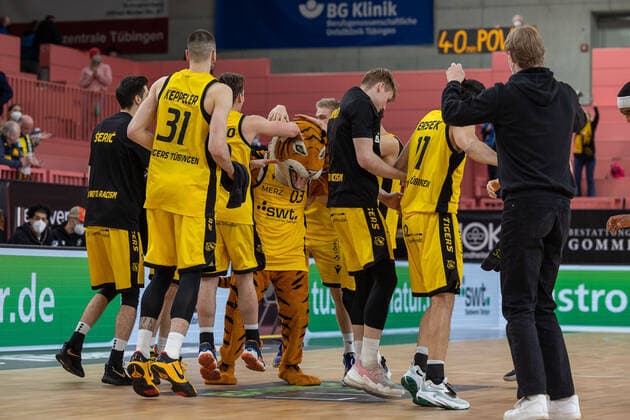 The team of Tigers Tuebingen cheers after the victory against PS Karlsruhe Lions Tigers Tuebingen vs PS Karlsruhe Lions, 2 Basketball Bundesliga, Pro A, Barmer 2 Basketball, 30 Spieltag , Spielzeit 2021 2022, 04 04 2022 Tigers Tuebingen vs PS Karlsruhe Lions, 2 Basketball Bundesliga, Pro A, Barmer 2 Basketball, 30 Spieltag , Spielzeit 2021 2022, 04 04 2022 Tuebingen Copyright: xNinaxSanderx xEibnerxPressefotox EP_NSR