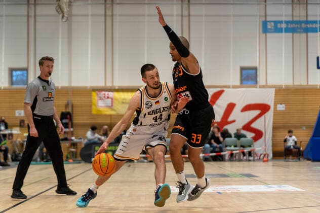 Erik Nyberg Itzehoe Eagles 44 vs Chris Frazier wiha Panthers Schwenningen 33 Itzehoe Eagles vs wiha Panthers Schwenningen, Basketball, 2 Bundesliga, Hauptrunde, Spieltag 25, Saison 2021 2022, 07 04 2022 Marcel von Fehrn Itzehoe Eagles vs wiha Panthers Schwenningen, Basketball, 2 Bundesliga, Hauptrunde, Spieltag 25, Saison 2021 2022, 07 04 2022 Brockdorf. Copyright: xEibnerxPressefoto MarcelxvonxFehrnx EP_MFN