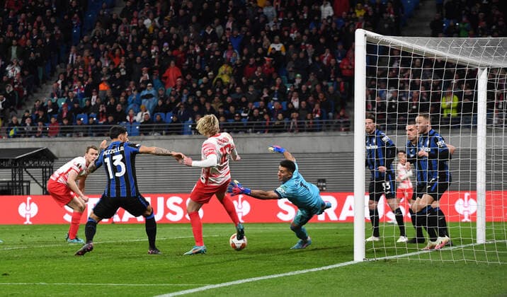 Football, men, season 2021 2022, Europa League quarterfinals, first leg , RB Leipzig Atalanta Bergamo, v l Lukas Klostermann RB Leipzig , Giuseppe Pezzella Atalanta Bergamo , Emil Forsberg RB Leipzig , goalkeeper Juan Musso Atalanta Bergamo , 07 04 2022, Copyright: xSebastianxRäppoldx xMatthiasxKochx