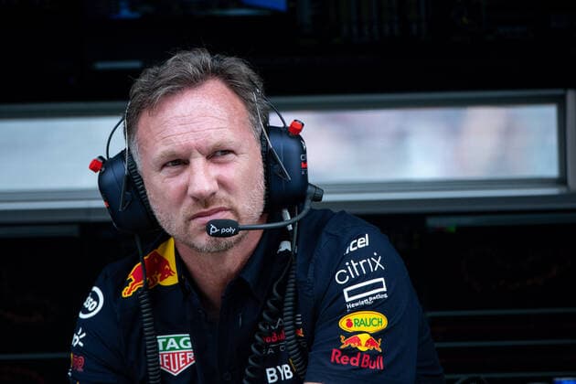 Christian Horner Oracle Red Bull Racing, Team Principal watches practice from the pit wall command post, AUS, Formula 1 Australian Grand Prix, Albert Park Circuit Melbourne, Qualifying Day, 09 04 2022 AUS, Formula 1 Australian Grand Prix, Albert Park Circuit Melbourne, Qualifying Day, 09 04 2022 Copyright: xEibner Memmlerx EP_MMR