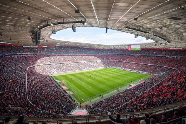 Full Allianz Arena, spectators, fans, GER, FC Bayern Muenchen vs FC Augsburg, football, Bundesliga, 29 Spieltag, Spielzeit 2021 2022, 09 04 2022, DFB DFL regulations prohibit any use of photographs as image sequences and or quasi video , GER, FC Bayern Muenchen vs FC Augsburg, football, Bundesliga, 29 Spieltag, Spielzeit 2021 2022, 09 04 2022 Muenchen Copyright: xEibner-Pressefoto SaschaxWaltherx EP_EER