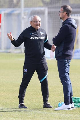 DEU, DFL, 1 FBL Hertha BSC, Training, 11 04 2022, Sportforum, Berlin, DEU, DFL, 1 FBL Hertha BSC, Training, in picture head coach Felix Magath Hertha BSC Berlin , Fredi Bobic Geschaeftsfuehrer, Hertha BSC Berlin DFL regulations prohibit any use of Photographs as image sequences and or quasi video Foto Juergen Engler nordphoto GmbH nordphotoxGmbHx xEngler nph00076