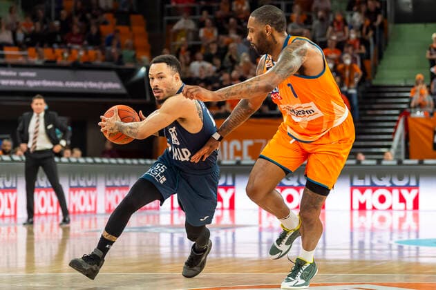 Kan Anderson 55, MLP Academics Heidelberg with Sindarius Thornwell 7, Ratiopharm Ulm , in the background Jaka Lakovic Headcoach, Ratiopharm Ulm GER, Basketball, easyCredit Basketball Bundesliga, Matchday 30, Ratiopharm Ulm vs MLP Academics Heidelberg, 12 04 2022, GER, Basketball, easyCredit Basketball Bundesliga, Matchday 30, Ratiopharm Ulm vs MLP Academics Heidelberg, 12 04 2022 Neu Ulm Copyright: xEibner-Pressefotox EP_FWF