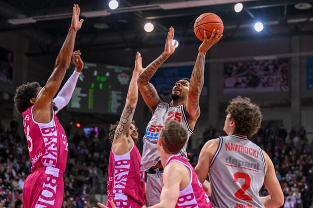 easyCredit BBL, Telekom Baskets Bonn vs JobStairs GIESSEN 46ers, 13 04 2022 Phillip Fayne II JobStairs GIESSEN 46ers, 25 , Michael Kessens Telekom Baskets Bonn, 6 , Skyler Bowlin Telekom Baskets Bonn, 12 , Javontae Hawkins Telekom Baskets Bonn, 13 , easyCredit BBL, Telekom Baskets Bonn vs JobStairs GIESSEN 46ers on 13 04 2022 at Telekom Dome, Bonn Nordrhein Westfalen Copyright: xBEAUTIFULxSPORTS Mueller-Laschetx