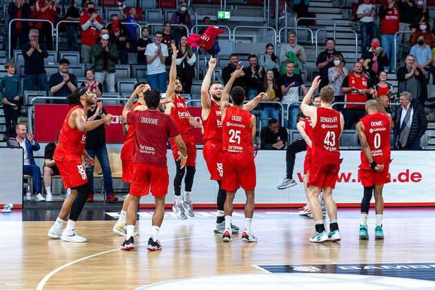Team, team, cheers, jubilation, end of game, Brose Bamberg vs BG Goettingen, basketball, easyCredit BBL, matchday 30, 13 04 2022 Brose Bamberg vs BG Goettingen, basketball, easyCredit BBL, matchday 30, 13 04 2022 Bamberg Copyright: xEIBNER GuenerxSantemizx BRB_EER