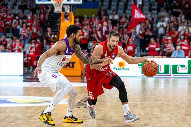 Jeff Roberson BG Goettingen, 05 , Tomas Kyzlink Brose Bamberg, 77 , Brose Bamberg vs BG Goettingen, Basketball, easyCredit BBL, Matchday 30, 13 04 2022 Brose Bamberg vs BG Goettingen, Basketball, easyCredit BBL, Matchday 30, 13 04 2022 Bamberg Copyright: xEIBNER GuenerxSantemizx BRB_EER