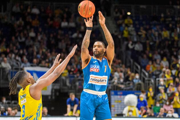 v l Jaleen Smith Alba Berlin, 03 , Sindarius Thornwell ratiopharm Ulm, 07 , duel, action, fight, GER, Alba Berlin vs rationpharm ulm, BBL, Basketball Bundesliga Maenner, 31 Spieltag, Saison 2021 2022, 15 04 2022, GER, Alba Berlin vs rationpharm ulm, BBL, Basketball Bundesliga Maenner, 31 Spieltag, Saison 2021 2022, 15 04 2022, Berlin Copyright: xEibner-Pressefoto UwexKochx EP_UKH