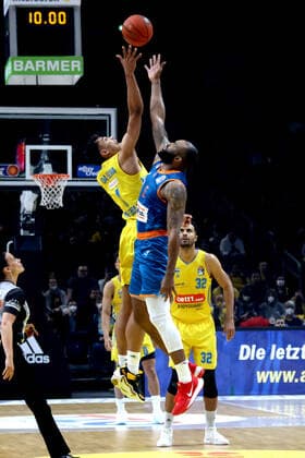 DEU, easyCredit BBL, ALBA vs Ratiofarm Ulm, 15 04 2022, Mercedes Benz Arena, Berlin, DEU, easyCredit BBL, ALBA vs Ratiofarm Ulm, in picture Oscar da Silva ALBA Berlin 1 , SEAN EVANS ratiopharm Ulm 5 Foto Juergen Engler nordphoto GmbH nordphotoxGmbHx xEngler nph00076