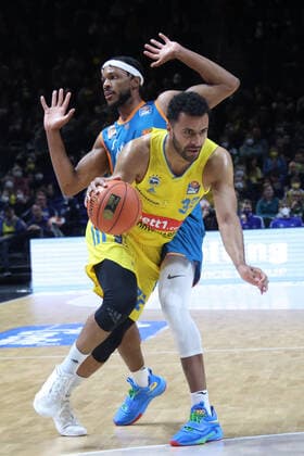 DEU, easyCredit BBL, ALBA vs Ratiofarm Ulm, 15 04 2022, Mercedes Benz Arena, Berlin, DEU, easyCredit BBL, ALBA vs Ratiofarm Ulm, in picture Johannes Thiemann ALBA Berlin 32 , JARON BLOSSOMGAME ratiopharm Ulm 4 Foto Juergen Engler nordphoto GmbH nordphotoxGmbHx xEngler nph00076