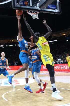 DEU, easyCredit BBL, ALBA vs Ratiofarm Ulm, 15 04 2022, Mercedes Benz Arena, Berlin, DEU, easyCredit BBL, ALBA vs Ratiofarm Ulm, in picture Christ Koumadje ALBA Berlin 21 , SEAN EVANS ratiopharm Ulm 5 , JARON BLOSSOMGAME ratiopharm Ulm 4 Foto Juergen Engler nordphoto GmbH nordphotoxGmbHx xEngler nph00076