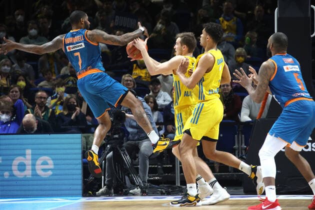 DEU, easyCredit BBL, ALBA vs Ratiofarm Ulm, 15 04 2022, Mercedes Benz Arena, Berlin, DEU, easyCredit BBL, ALBA vs Ratiofarm Ulm, in picture Malte Delow ALBA Berlin 6 , Oscar da Silva ALBA Berlin 1 , SINDARIUS THORNWELL ratiopharm Ulm 7 Foto Juergen Engler nordphoto GmbH nordphotoxGmbHx xEngler nph00076