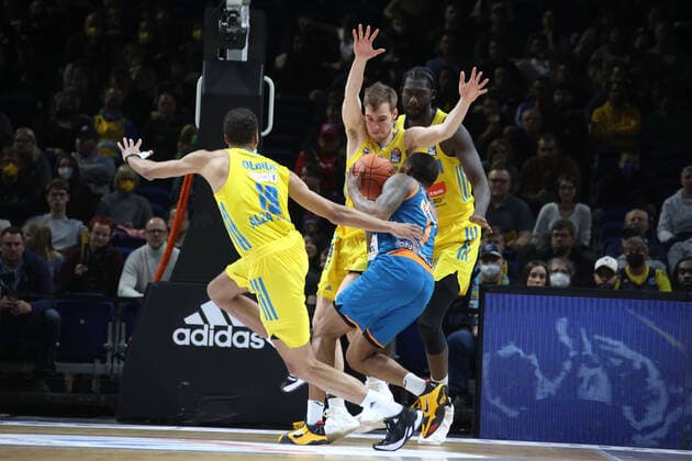 DEU, easyCredit BBL, ALBA vs Ratiofarm Ulm, 15 04 2022, Mercedes Benz Arena, Berlin, DEU, easyCredit BBL, ALBA vs Ratiofarm Ulm, in picture Louis Olinde ALBA Berlin 19 , Malte Delow ALBA Berlin 6 , Christ Koumadje ALBA Berlin 21 SINDARIUS THORNWELL ratiopharm Ulm 7 Foto Juergen Engler nordphoto GmbH nordphotoxGmbHx xEngler nph00076