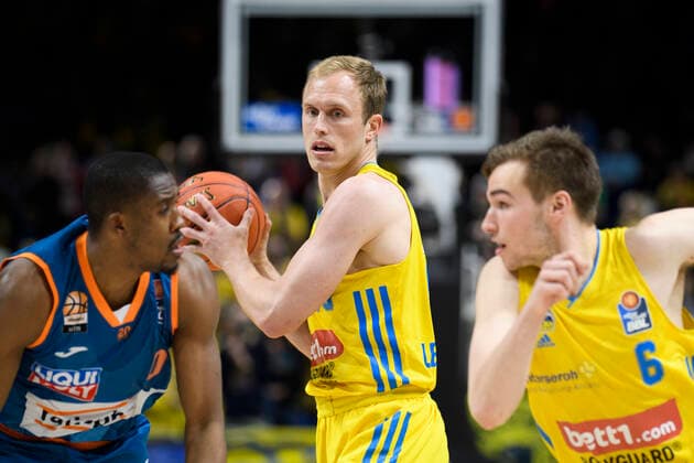 v l Sindarius Thornwell ratiopharm Ulm, 07 , Luke Sikma Alba Berlin, 43 , Malte Delow Alba Berlin, 06 , duel, action, fight, GER, Alba Berlin vs rationpharm ulm, BBL, Basketball Bundesliga Maenner, 31 Spieltag, Saison 2021 2022, 15 04 2022, GER, Alba Berlin vs rationpharm ulm, BBL, Basketball Bundesliga Maenner, 31 Spieltag, Saison 2021 2022, 15 04 2022, Berlin Copyright: xEibner-Pressefoto UwexKochx EP_UKH