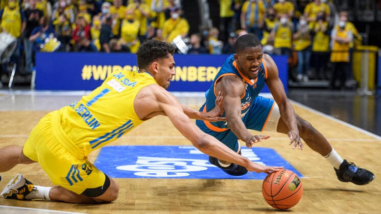 v l Oscar da Silva Alba Berlin, 01 , Sindarius Thornwell ratiopharm Ulm, 07 , duel, action, fight, GER, Alba Berlin vs rationpharm ulm, BBL, Basketball Bundesliga Maenner, 31 Spieltag, Saison 2021 2022, 15 04 2022, GER, Alba Berlin vs rationpharm ulm, BBL, Basketball Bundesliga Maenner, 31 Spieltag, Saison 2021 2022, 15 04 2022, Berlin Copyright: xEibner-Pressefoto UwexKochx EP_UKH