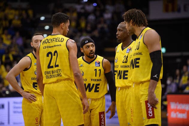 Phil Pressey 11 EWE Baskets Oldenburg , TJ Holyfield 22 EWE Baskets Oldenburg , Rickey Paulding 23 EWE Baskets Oldenburg , Reggie Lynch 50 EWE Baskets Oldenburg and Max Heidegger 3 EWE Baskets Oldenburg during the game EWE Baskets Oldenburg vs Fraport Skyliners Frankfurt Basketball, BBL, 2021 2022 season, 31 match day, 18 04 2022 Copyright xErikxHillmer EIBNERx EP EHR EWE Baskets Oldenburg vs Fraport Skyliners Frankfurt Basketball, BBL, 2021 2022 season, 31 match day, 18 04 2022 Oldenburg. Copyright: xErikxHillmer EIBNERx EP_EHR