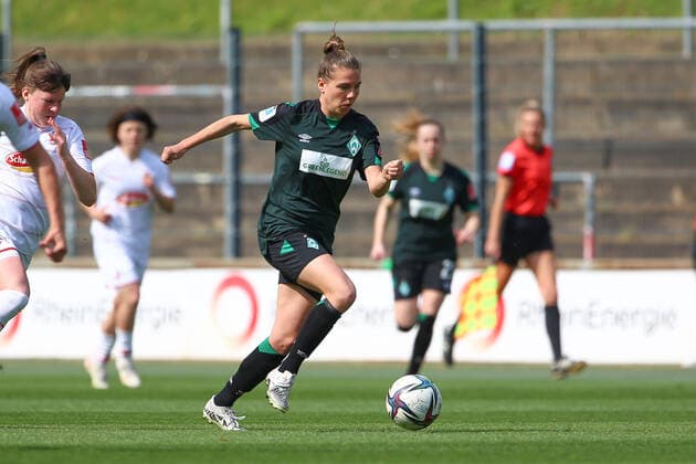 v li Rieke Dieckmann SV Werder Bremen, 22 on the ball, single image, full body, action, game scene, THE DFB DIRECTIVES PROHIBIT ANY USE OF PHOTOGRAPHS AS IMAGE SEQUENCES AND OR QUASI VIDEO , 24 04 2022, Cologne Germany , Football, Flyeralarm Womens Bundesliga, 1 FC Köln SV Werder Bremen xobx