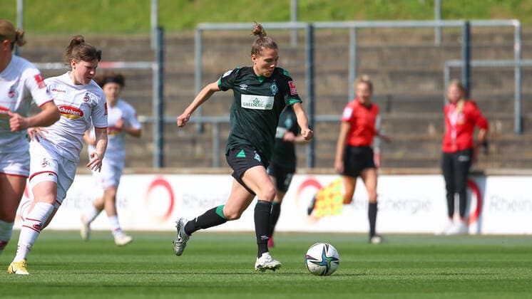 v li Rieke Dieckmann SV Werder Bremen, 22 on the ball, single image, full body, action, game scene, THE DFB DIRECTIVES PROHIBIT ANY USE OF PHOTOGRAPHS AS IMAGE SEQUENCES AND OR QUASI VIDEO , 24 04 2022, Cologne Germany , Football, Flyeralarm Womens Bundesliga, 1 FC Köln SV Werder Bremen xobx