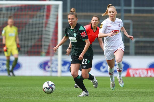 v li Rieke Dieckmann SV Werder Bremen, 22 on the ball, single image, full body, action, game scene, THE DFB DIRECTIVES PROHIBIT ANY USE OF PHOTOGRAPHS AS IMAGE SEQUENCES AND OR QUASI VIDEO , 24 04 2022, Cologne Germany , Football, Flyeralarm Womens Bundesliga, 1 FC Köln SV Werder Bremen xobx