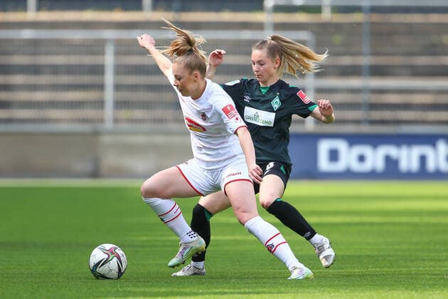 f l Weronika Zawistowska 1 FC Köln, 24 and Michelle Weiß SV Werder Bremen, 8 in duel, duel, dynamic, action, game scene, THE DFB REGULATIONS PROHIBIT ANY USE OF PHOTOGRAPHS AS IMAGE SEQUENCES AND OR QUASI VIDEO , 24 04 2022, Cologne Germany , Football, Flyeralarm Frauen Bundesliga, 1 FC Köln SV Werder Bremen xobx