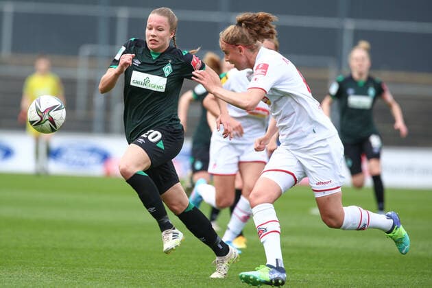 f l Christin Meyer SV Werder Bremen, 20 and Myrthe Moorrees 1 FC Köln, 6 in duel, duel, dynamic, action, game scene, THE DFB REGULATIONS PROHIBIT ANY USE OF PHOTOGRAPHS AS IMAGE SEQUENCES AND OR QUASI VIDEO , 24 04 2022, Cologne Germany , Football, Flyeralarm Frauen Bundesliga, 1 FC Köln SV Werder Bremen xobx