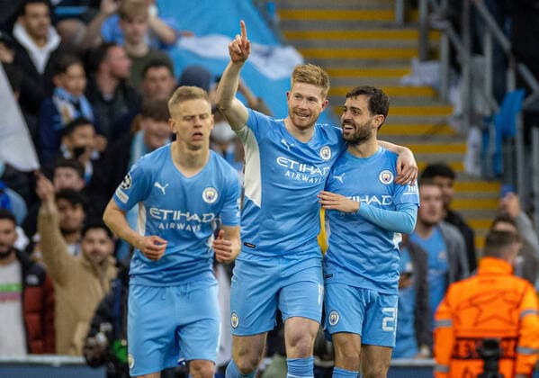 (220427) -- MANCHESTER, April 27, 2022 -- Manchester City s Kevin De Bruyne (C) celebrates with teammates after scoring the first goal during the UEFA Champions League semifinal 1st Leg match between Manchester City and Real Madrid in Manchester, Britain, on April 26, 2022. FOR EDITORIAL USE ONLY. NOT FOR SALE FOR MARKETING OR ADVERTISING CAMPAIGNS. NO USE WITH UNAUTHORIZED AUDIO, VIDEO, DATA, FIXTURE LISTS, CLUB LEAGUE LOGOS OR LIVE SERVICES. ONLINE IN-MATCH USE LIMITED TO 45 IMAGES, NO VIDEO EMULATION. NO USE IN BETTING, GAMES OR SINGLE CLUB LEAGUE PLAYER PUBLICATIONS. (SP)BRITAIN-MANCHESTER-FOOTBALL-UEFA CHAMPIONS LEAGUE-MANCHESTER CITY VS REAL MADRID LixYing