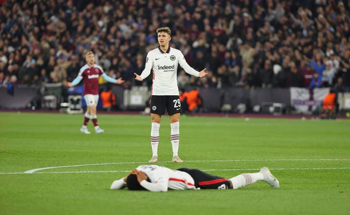 28 04 2022, Football UEFA Europa League Semi Final, West Ham United Eintracht Frankfurt, emonline, emspor, v l , Ansgar Knauff Eintracht Frankfurt , Jesper Lindström Eintracht Frankfurt disappointed, disappointed looking, dissapointed, sad, frustrated, frustrated DFL DFB REGULATES PROHIBIT ANY USE OF PHOTOGRAPHS AS IMAGE SEQUENCES AND OR QUASI VIDEO xdcx Copyright: HMBxMedia