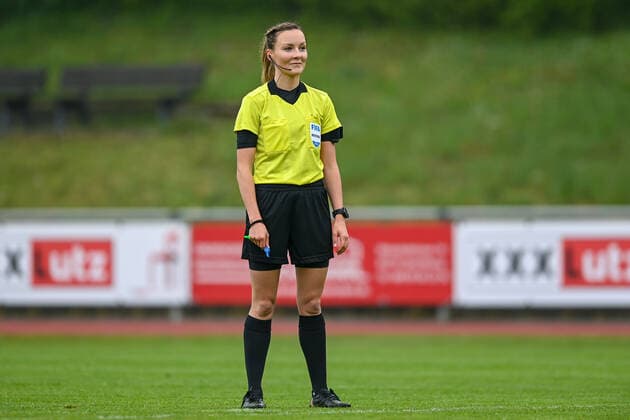 Fabienne Michel referee free plate, full body, single image, action, action, 01 05 2022, Aschheim Germany , Football,2 Women Bundesliga, FC Bayern München II SV Meppen, DFB DFL REGULATIONS PROHIBIT ANY USE OF PHOTOGRAPHS AS IMAGE SEQUENCES AND OR QUASI VIDEO xslx