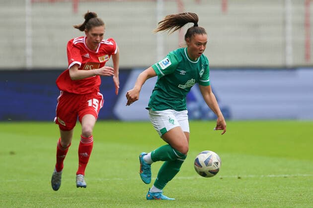 v li Louisa Kähler 1 FC Union Berlin, 15 undw11 in running duel, duel, dynamics, action, game scene, 01 05 2022, Berlin Germany , football, test match, 1 FC Union Berlin SV Werder Bremen xobx