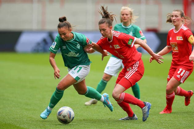 f li Maja Sternad SV Werder Bremen, 11 and Louisa Kähler 1 FC Union Berlin, 15 in duel, duel, dynamics, action, action, game scene, 01 05 2022, Berlin Germany , football, test match, 1 FC Union Berlin SV Werder Bremen xobx