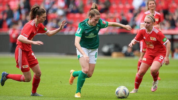 f le Louisa Kähler 1 FC Union Berlin, 15 , Reena Wichmann SV Werder Bremen, 6 and Luca Scheel 1 FC Union Berlin, 5 in duel, duel, dynamics, action, action, game scene, 01 05 2022, Berlin Germany , football, test match, 1 FC Union Berlin SV Werder Bremen xobx