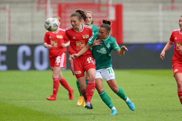 f li Louisa Kähler 1 FC Union Berlin, 15 and Maja Sternad SV Werder Bremen, 11 in duel, duel, dynamics, action, action, game scene, 01 05 2022, Berlin Germany , football, test match, 1 FC Union Berlin SV Werder Bremen xobx