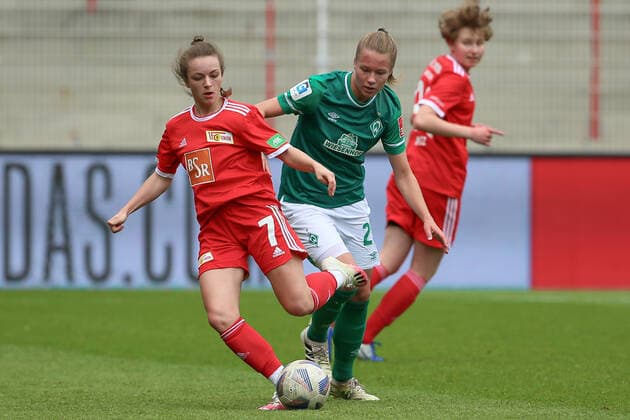 f li Lisa Heiseler 1 FC Union Berlin, 7 and Christin Meyer SV Werder Bremen, 20 in duel, duel, dynamics, action, action, game scene, 01 05 2022, Berlin Germany , football, test match, 1 FC Union Berlin SV Werder Bremen xobx