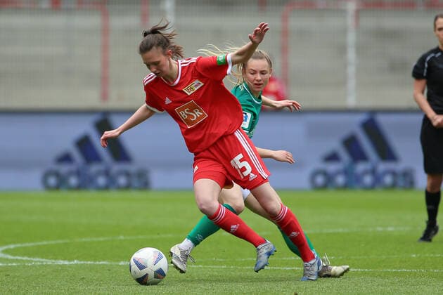 f li Louisa Kähler 1 FC Union Berlin, 15 and Michelle Weiß SV Werder Bremen, 8 in duel, duel, dynamics, action, game scene, 01 05 2022, Berlin Germany , football, test match, 1 FC Union Berlin SV Werder Bremen xobx