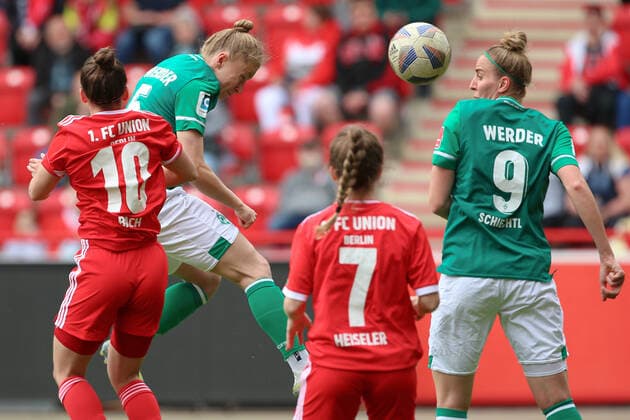 f li Latoya Bach 1 FC Union Berlin, 10 and Michelle Ulbrich SV Werder Bremen, 5 in header duel, header, duel, action, action, game scene, Katharina Schiechtl SV Werder Bremen, 9 , 01 05 2022, Berlin Germany , football, test match, 1 FC Union Berlin SV Werder Bremen xobx