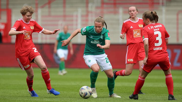 from left Hannah Kratz 1 FC Union Berlin, 21 , Christin Meyer SV Werder Bremen, 20 and Pauline Gericke 1 FC Union Berlin, 3 in duel, duel, dynamics, action, game scene, 01 05 2022, Berlin Germany , football, test match, 1 FC Union Berlin SV Werder Bremen xobx