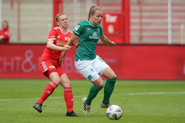 from left Pauline Gericke 1 FC Union Berlin, 3 and Christin Meyer SV Werder Bremen, 20 in duel, duel, dynamic, action, game scene, 01 05 2022, Berlin Germany , football, test match, 1 FC Union Berlin SV Werder Bremen xobx