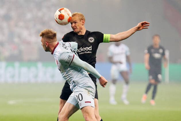 Sebastian Rode Eintracht Frankfurt , Nr 17 vs Jarrod Bowen West Ham United FC, Nr 20 , Eintracht Frankfurt West Ham United FC, soccer, UEFA Euro League, 2021 2022 season, semifinal second leg, home match, 07 04 2021, semifinal, soccer European Cup competition for club teams, European Cup competition, European Cup 2022